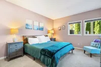 Cozy dog- friendly condo that sleeps 6 -with pools and VIEWS, minutes to slopes