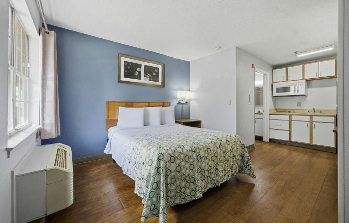 HomeTowne Studios by Red Roof Atlanta – Peachtree Corners
