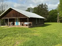 SPRING DISCOUNT Charming 3 bedroom log cabin near Bella Vista Ar. Private