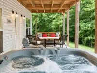 4 Bedroom Lakehouse w/ Hot Tub, Firepit, & Game Room Hotels in Trigg County