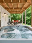 4 Bedroom Lakehouse w/ Hot Tub, Firepit, & Game Room