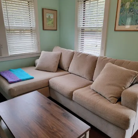 Cozy Retreat. 1 Bedroom House,  Welcome!May 1st -Nov 1st  Internet & Wifi