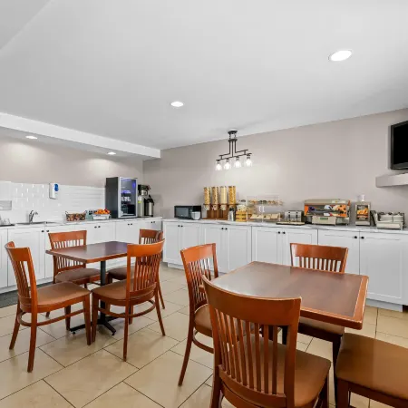 Travelodge Suites by Wyndham Regina / Eastgate Bay
