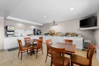 里賈納溫德姆Travelodge套房/Eastgate Bay酒店 - 早餐