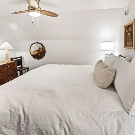 Sherwood Farmhouse: Hot Tub + King Beds + Pet Friendly