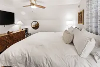 Sherwood Farmhouse: Hot Tub + King Beds + Pet Friendly
