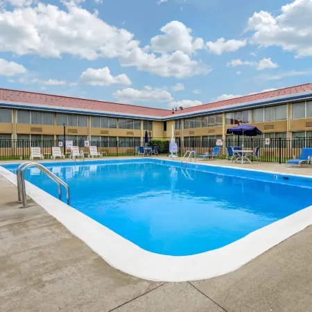 Econo Lodge Inn & Suites Triadelphia - Wheeling