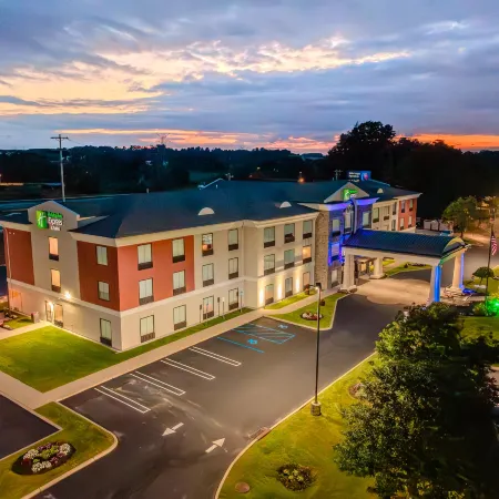 Holiday Inn Express & Suites CHESTER-MONROE-GOSHEN by IHG