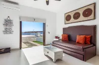 Dog-Friendly Suite with Beach Views, Outdoor Pool, Patio, Kitchenette, & AC - 2 tähden