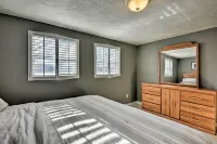 Waterfront Pocono Lake Home w/ Private Dock! - 3 estrellas