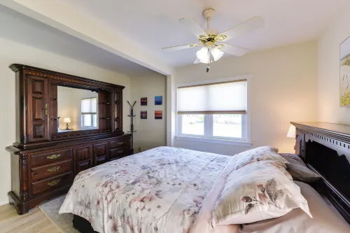 Cozy Villas Cottage w/ Deck, 1/2 Block to Beach! - Parkplatz