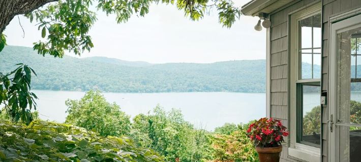 Panoramic Lakeviews & Lush Gardens Hotel di Warwick