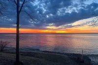 Private Shoreline & Green Bay Views! Family Home -  Privatzimmer