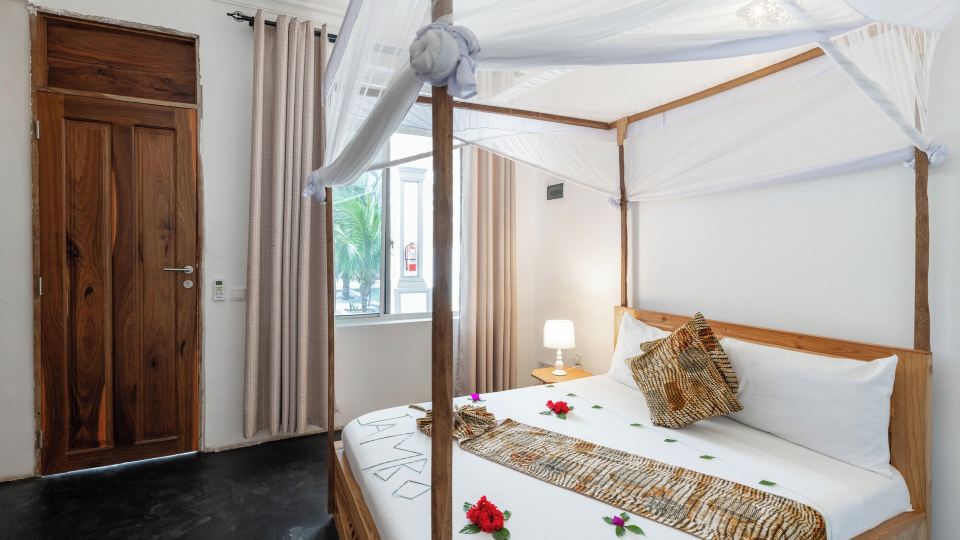 Uhuru Hotel & Restaurant
