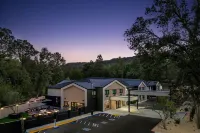 The Inelle, Oakhurst Yosemite, a Tribute Portfolio Hotel - parking