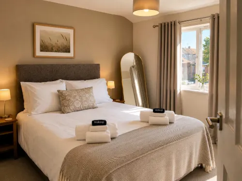 Spacious Corby House | Sleeps 8 | Patio & BBQ - 2-Star