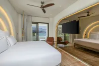 Isla Brown Corinthia Resort & Spa, Curio Collection by Hilton - piscina