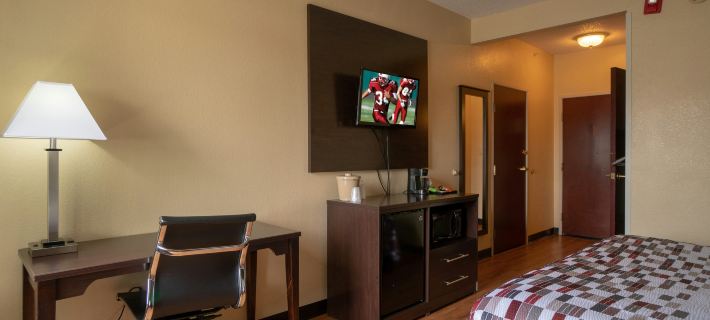 Red Roof Inn & Suites Indianapolis Airport Hotels in Indianapolis