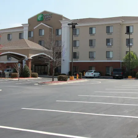 Holiday Inn Express & Suites ROANOKE RAPIDS SE by IHG