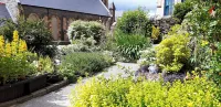 Town Centre apartment with private garden - 4-Star
