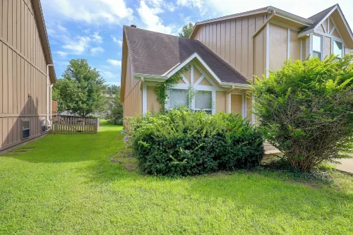 Walkable Overland Park Townhome w/ Patio - Apartments