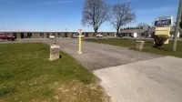 Colonial Motel - parking