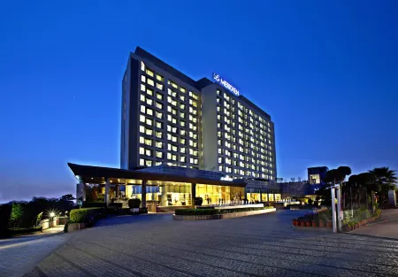 Le Meridien Gurgaon, Delhi NCR Отели рядом с достопримечательностью «Tomb of Azim Khan»