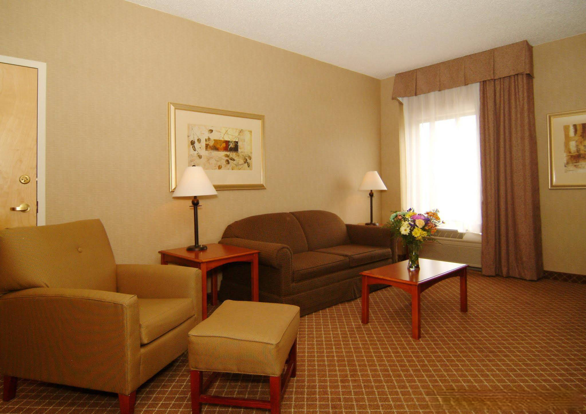 Holiday Inn Express & Suites - Interstate 380 at 33rd Avenue, an Ihg Hotel