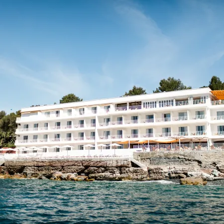 Les Roches Rouges, a Beaumier Hotel