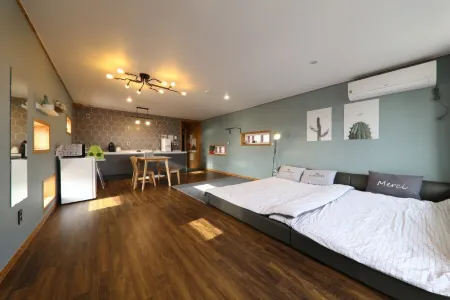 Jeju Urban Tree Pension Отели рядом с достопримечательностью «Aewol Coast Road»