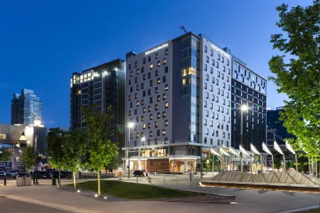 Homewood Suites by Hilton Calgary Downtown Отели рядом с достопримечательностью «TELUS Spark Science Centre»