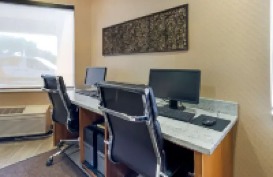 Comfort Inn & Suites Market - Airport