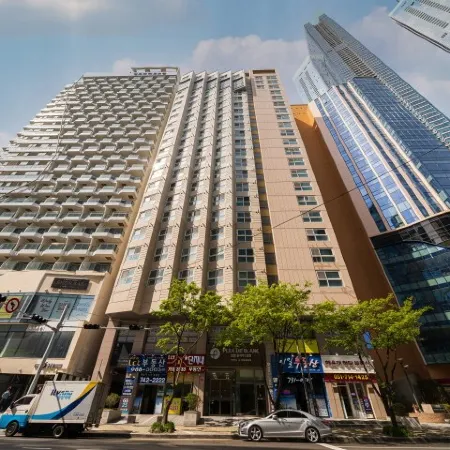 Plea de Blanc Hotel & Residence Отели рядом с достопримечательностью «Район Сентум-Сити»