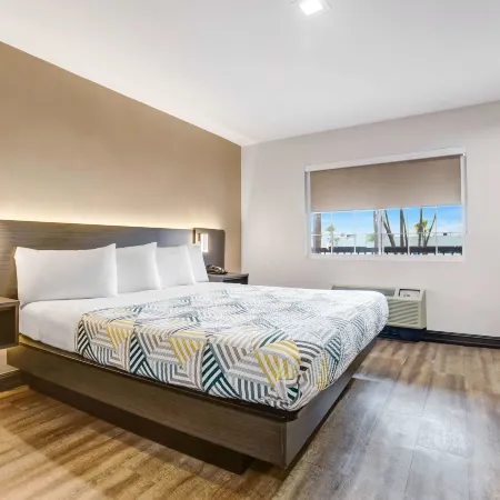 Motel 6 San Diego, CA - Airport - Harbor Отели рядом с достопримечательностью «Музей-авианосец «Мидуэй»»