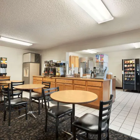 Super 8 by Wyndham Lincoln North
