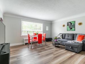 Cozy 1Br Apt with King Bed and Netflix - Near DT Hamilton!