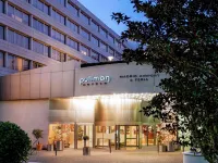 Pullman Madrid Airport & Feria Hôtels à proximité de : Centro Comercial Las Rosas