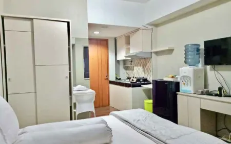 Cozy Room Pesona Mares Lima Отели в г. Beji