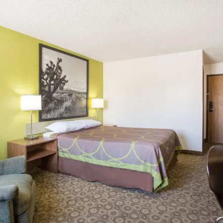 Super 8 by Wyndham Kingman