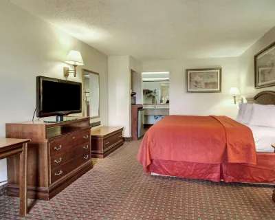 Quality Inn & Suites Hotels in Clinton