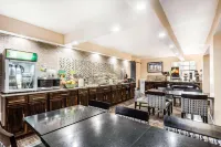 Quality Inn & Suites Airport - breakfast