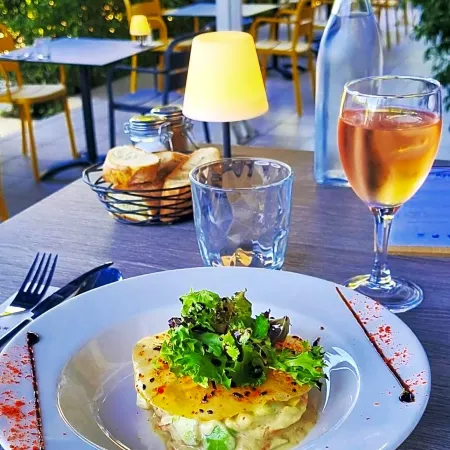 Kyriad Libourne - Saint Emilion Отели в г. Люгон-Э-Л'Иль-дю-Карне