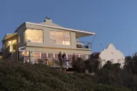 Whalesong Lodge - parking