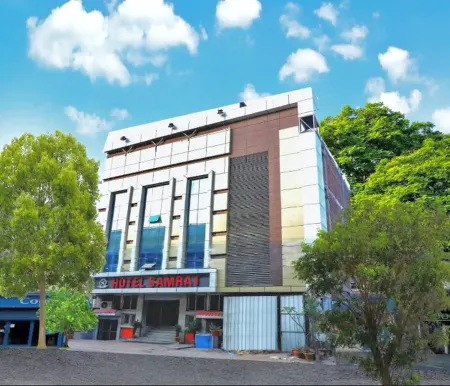 Hotel Samrat Отели в г. Джханси