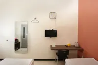 Guest House Rumah Wahidin Syariah Hotels in Mayangan