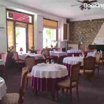 Logis Hôtel le Vendangerot Dining/Meeting Rooms