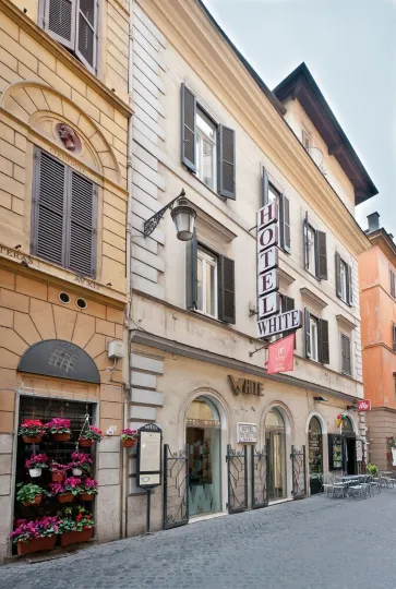 Hotel White