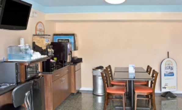 Howard Johnson by Wyndham Houston Heights/Downtown