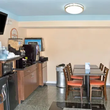 Howard Johnson by Wyndham Houston Heights/Downtown Отели рядом с достопримечательностью «Менил Коллекшен»