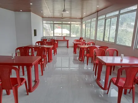 Sunshine Hill Resorts Отели рядом с достопримечательностью «Phulwari Resort»